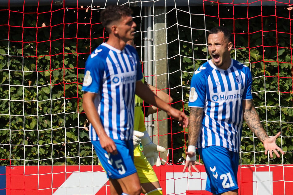 Falko Michel (25, r.) durfte den ersten Doppelpack seiner Profikarriere feiern.