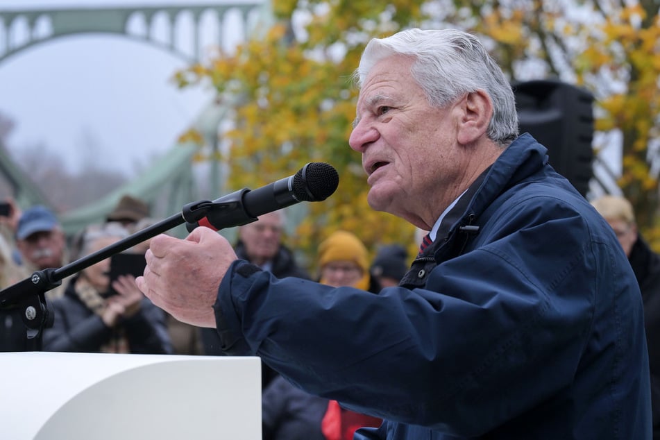 Ex-Bundespräsident Joachim Gauck (84) sprach an diesem Sonntag an der Glienicker Brücke in Potsdam.