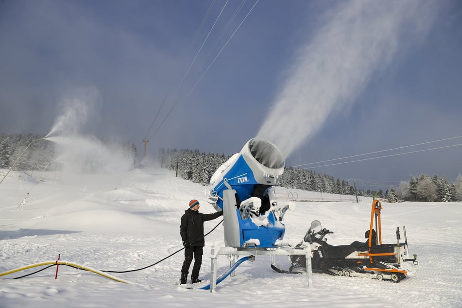 Für den Einsatz der Schneekanonen am Skihang muss einige Tage Dauerfrost herrschen.