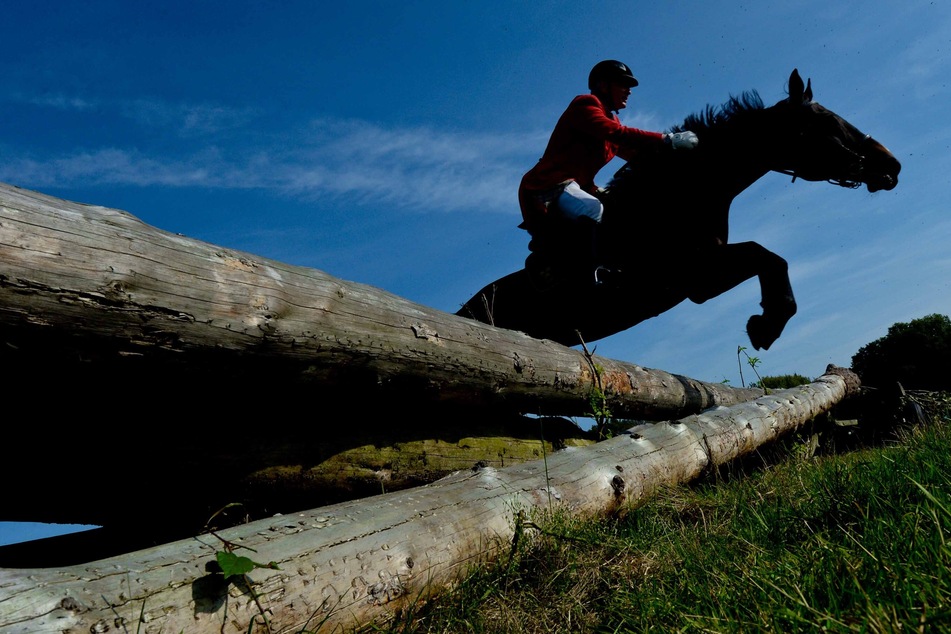 Pferd bleibt hängen: Reiterin (49) verunglückt tödlich bei Schleppjagd