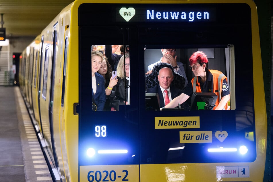 Auch Berlins Regierender Bürgermeister Kai Wegner (53, CDU, M.) und Wirtschaftssenatorin Franziska Giffey (47, l.) haben die neuen U-Bahnen schon getestet.