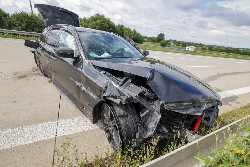 Die vier Insassen des BMW wurden bei dem Unfall leicht verletzt.