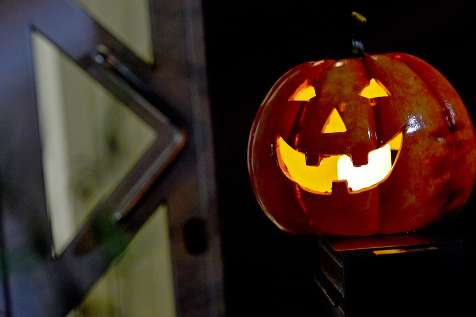 Halloween kann in Bayern bis um 2 Uhr in der Nacht gefeiert werden - danach ist Allerheiligen als "Stiller Tag" geschützt.