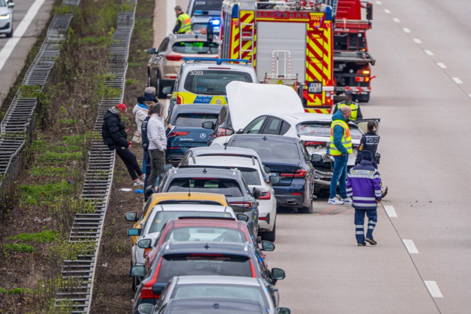 Wieso die Wagen miteinander kollidierten, ist bislang unklar.