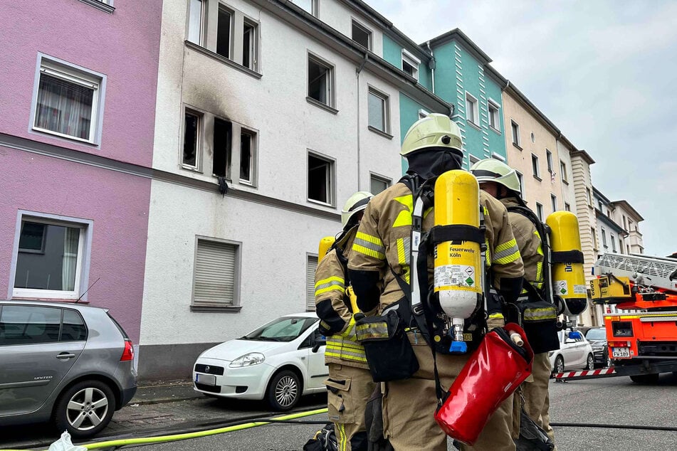Wohnung steht lichterloh in Flammen: Bewohner erliegt schweren Verletzungen