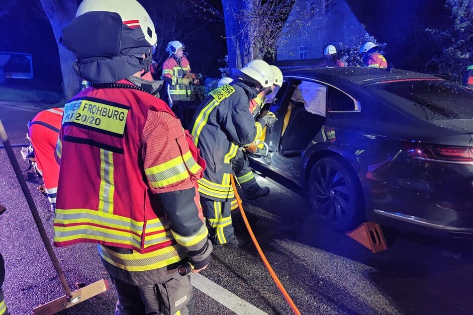 Die Feuerwehr musste die Insassen aus dem Wrack befreien.