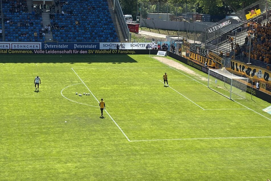 Die SGD-Keeper sind schon auf dem Platz.