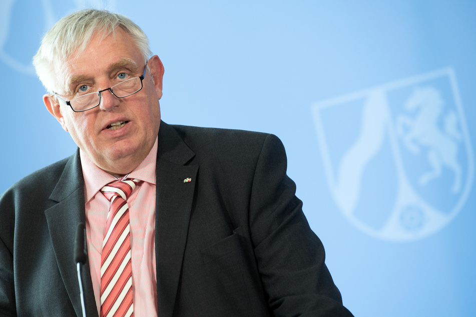 Karl-Josef Laumann (CDU), Gesundheitsminister von Nordrhein-Westfalen, spricht während einer Pressekonferenz.