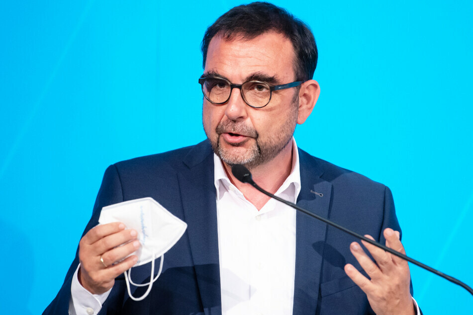 Bayerns Gesundheitsminister Klaus Holetschek (56) ermutigt die Bürger, die Sommerferien auch zur Impfung zu nutzen.