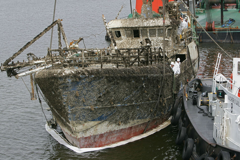 Spezialisten der Spurensicherung untersuchen das Wrack des Hochseekutters "Hoheweg" im Fischereihafen von Bremerhaven.