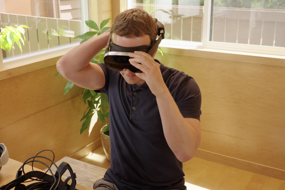 Marc Zuckerberg (38) steckt hinter einer VR-Brille.