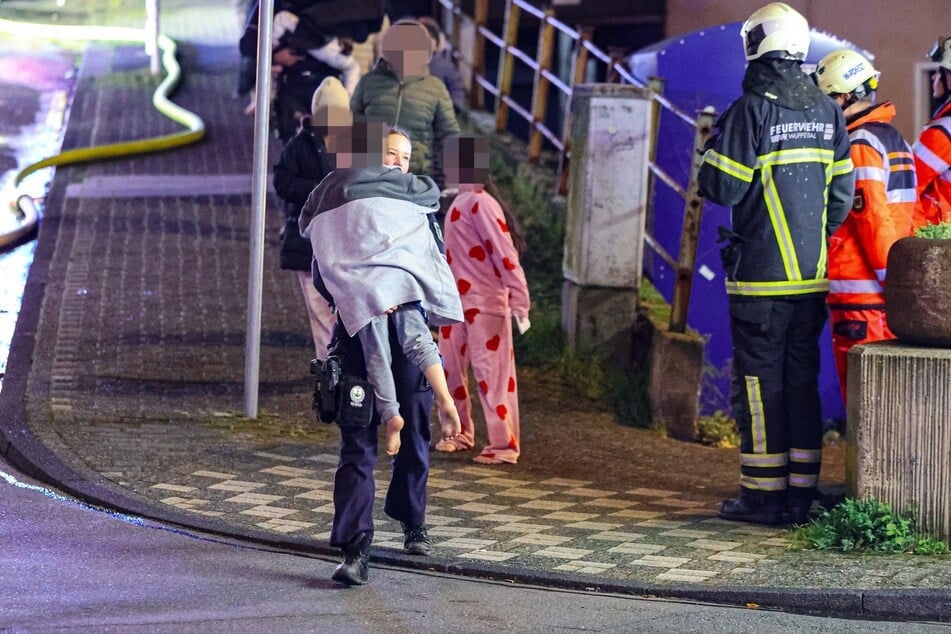 Die Einsatzkräfte waren nach der Alarmierung rasch vor Ort und kümmerten sich um die Verletzten, darunter auch zwei Kinder.