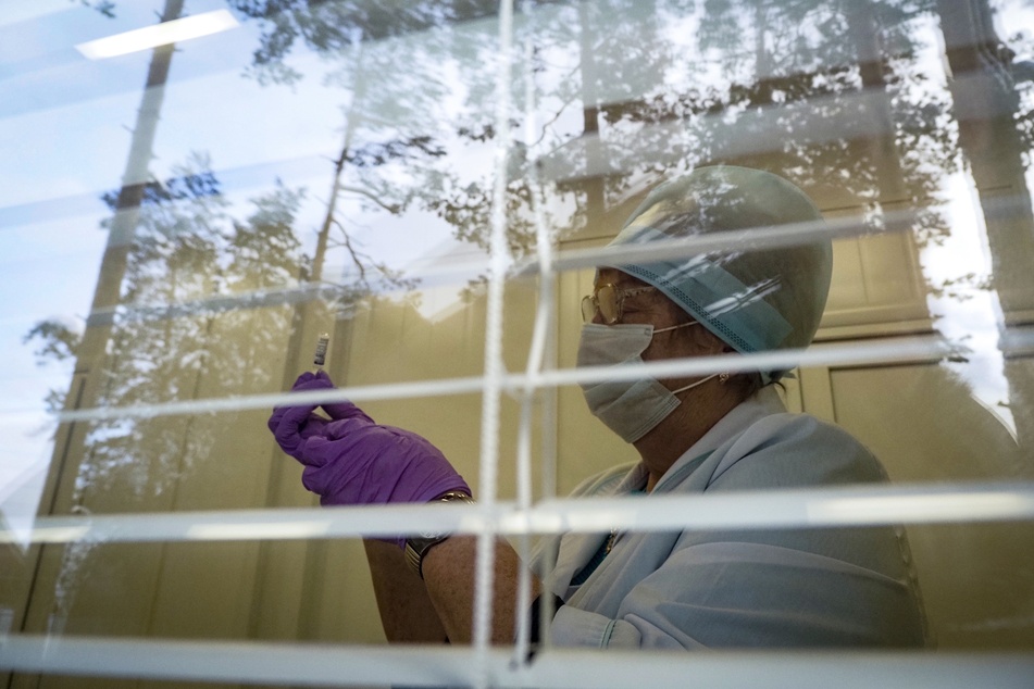 Jüngsten Zahlen des Gesundheitsministeriums zufolge waren Ende vergangener Woche erst knapp vier Millionen Russen gegen Corona geimpft - das entspricht gerade einmal 2,8 Prozent der Gesamtbevölkerung des Riesenreichs. Damit ist Russland im internationalen Vergleich weit abgeschlagen.