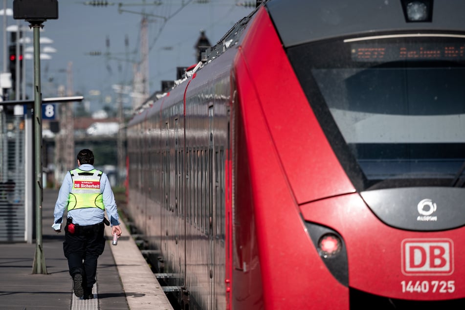 In der Bahn nach Düsseldorf: 25-Jährige wird gegen ihren Willen geküsst