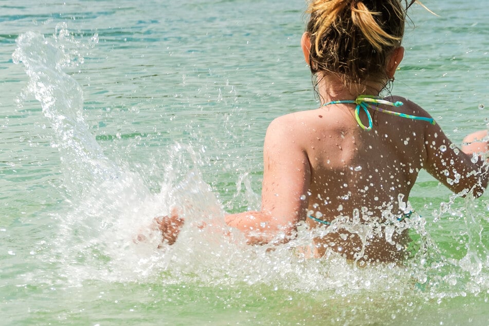 Ein Mädchen planscht in einem Badesee – die DLRG in Hessen warnt vor einer "Generation Nichtschwimmer".