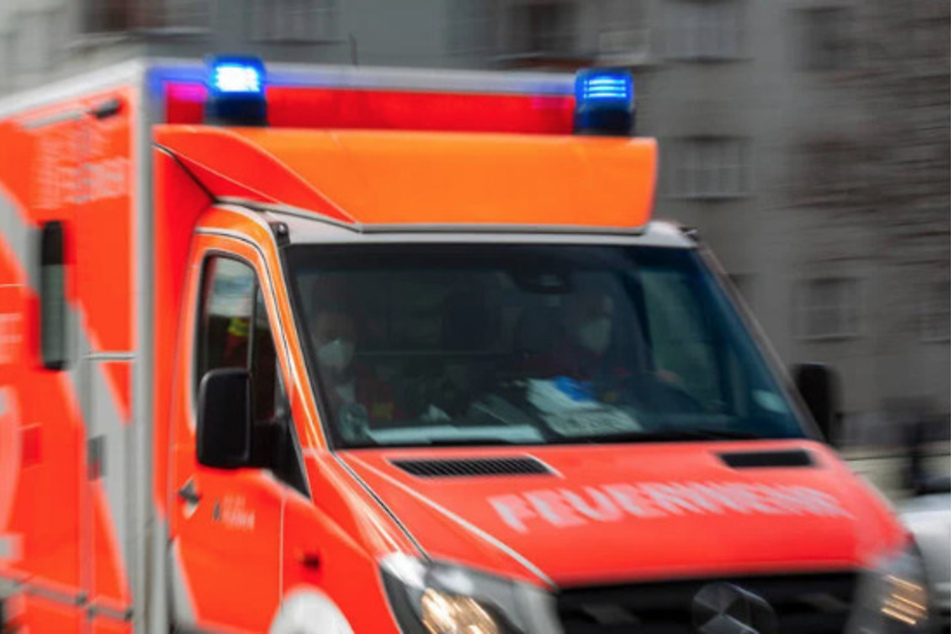 Rentner vergisst Handbremse in Parkhaus, Auto verletzt zwei Bauarbeiter