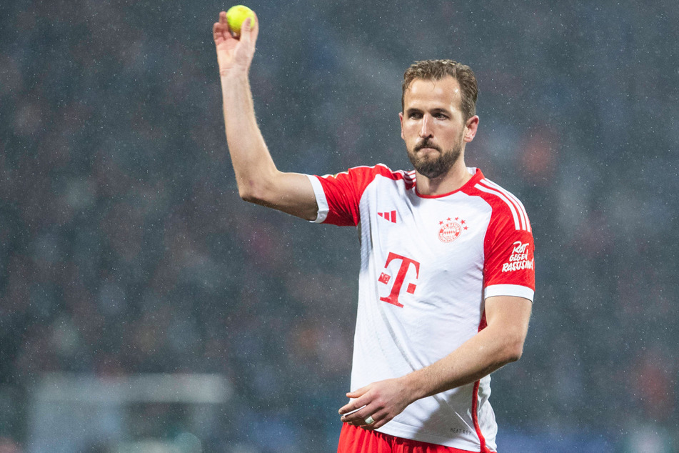Harry Kane (30) vom FC Bayern und seine Teamkollegen halfen unter anderem gegen den VfL Bochum dabei, Tennisbälle vom Platz zu befördern.