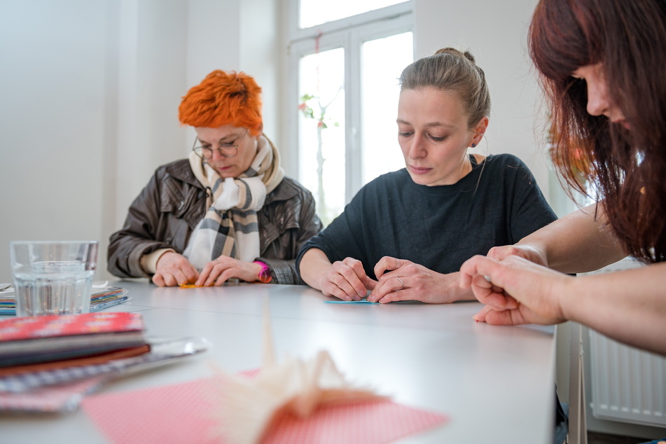 Maria Seidel (35, M.) faltet zum Warmmachen einen Kranich - Workshops für Origami-Einsteiger sind in der Planung.