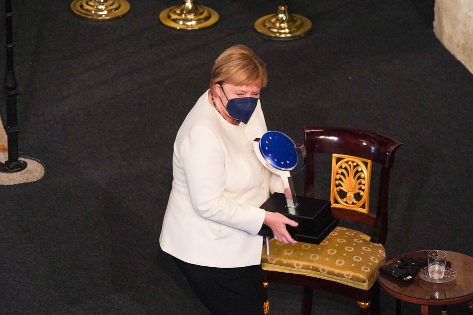 Bundeskanzlerin Angela Merkel (67, CDU) hält den Europapreis Karl V.