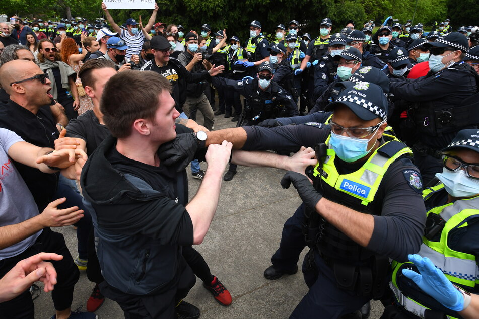Protestierende rangeln mit der Polizei während eines Anti-Lockdown-Protests in Melbourne.