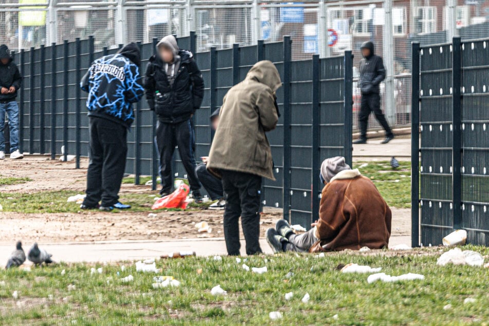 Das Suchtproblem wird im August-Bebel-Park vor dem Drogenberatungszentrum Drob Inn am Hamburger Hauptbahnhof sichtbar. (Archivbild)