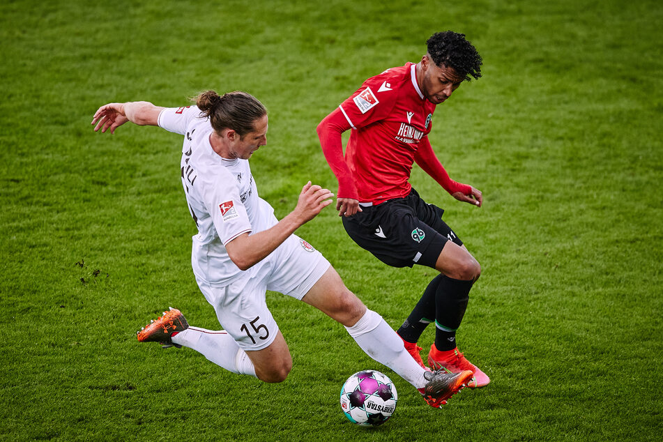 St. Paulis Verteidiger Daniel Buballa (links) geht in einen seiner vielleicht letzten Zweikämpfe für den Kiezclub.