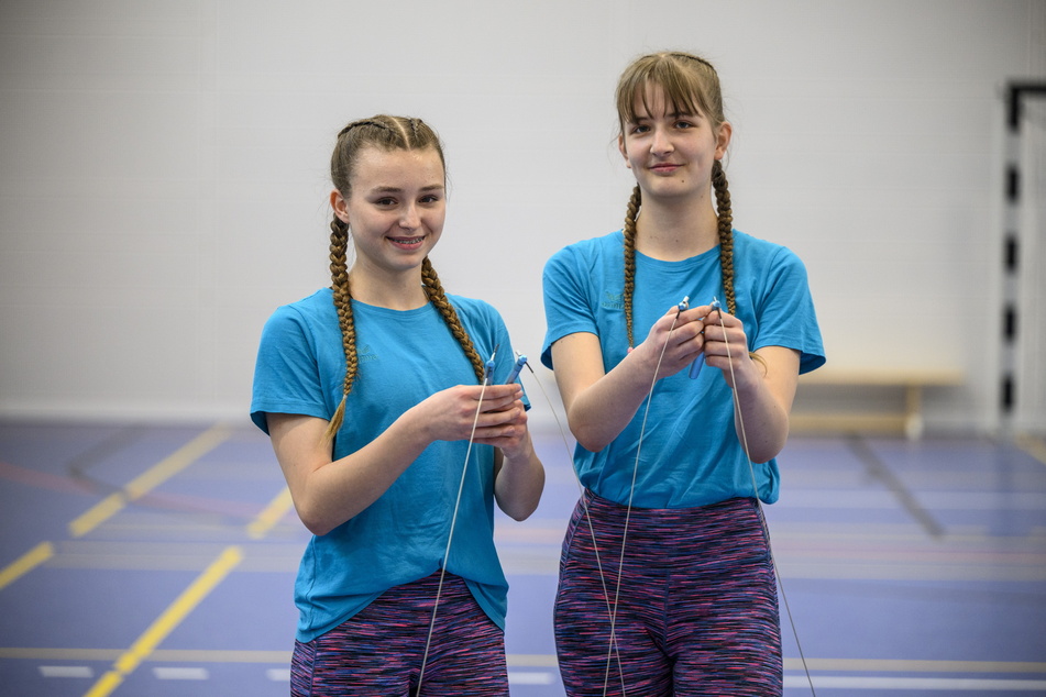 Junge Speed-Hüpfer: Malea de Witt (15, l.) und Emily Fuchs (13) sind erfolgreiche Seilspringerinnen, Emily sogar doppelte Deutsche Meisterin.