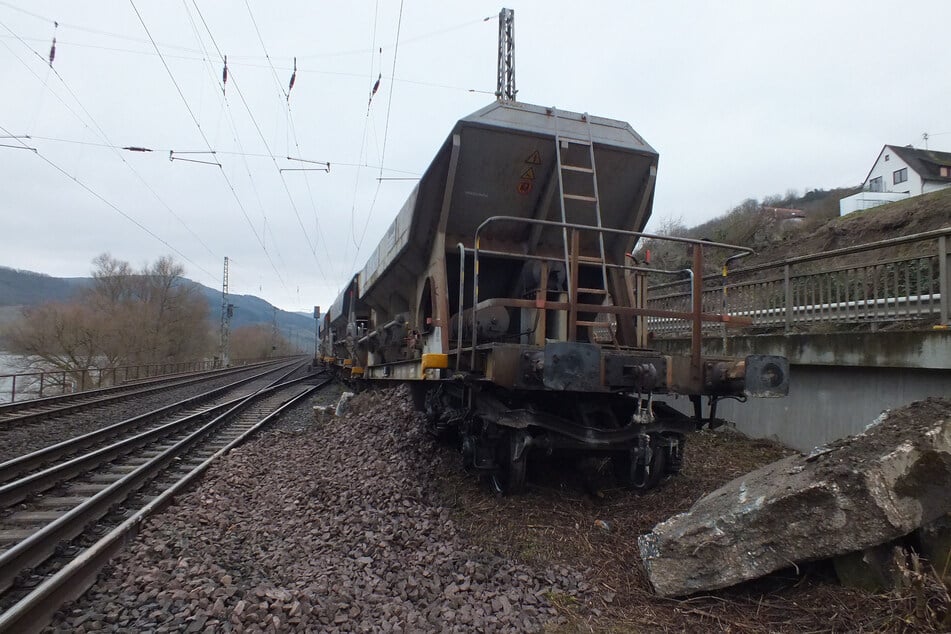 Der Zug fuhr bei einer Rangierfahrt auf einen Prellbock auf, riss diesen aus dem Fundament und entgleiste.