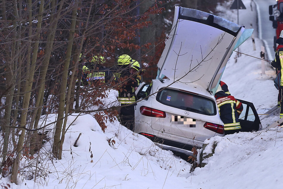 Mercedes kracht gegen Leitpfosten und Bäume: Drei Schwerverletzte!