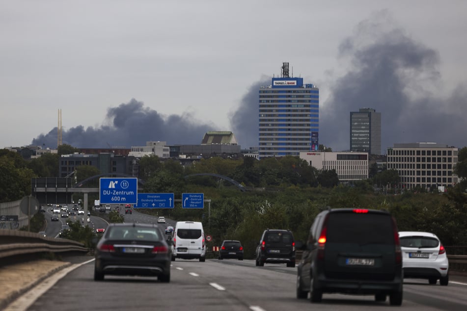 Schwarzer Rauch lag am Dienstagnachmittag über Duisburg.