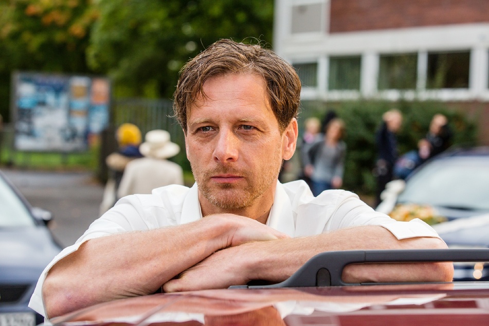 "Der Lehrer" Hendrik Duryn (52) hat in der aktuellen Staffel seinen letzten Auftritt. Für ihn wird Simon Böer (45) als neuer Lehrer in die Serie einsteigen.