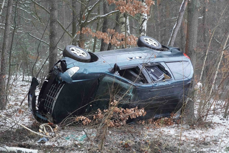 Für einen Chrysler endete die Fahrt am Samstagmorgen in einem Waldstück bei Schleife.