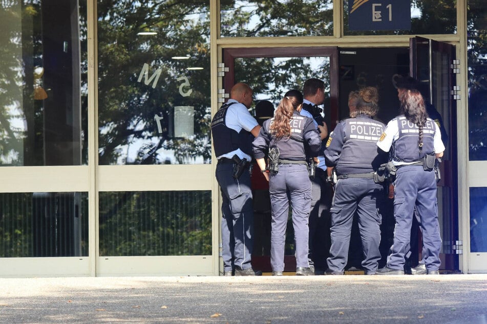 Die Polizei überprüfte das Gebäude.