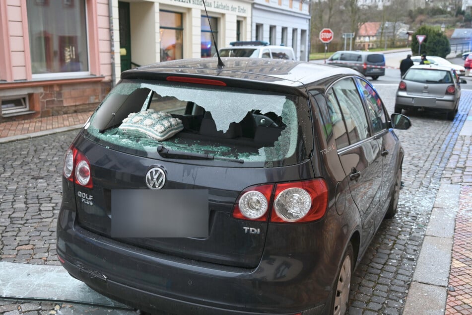 Auch vor dem Gebäude geparkte Autos wurden durch die Explosion beschädigt.