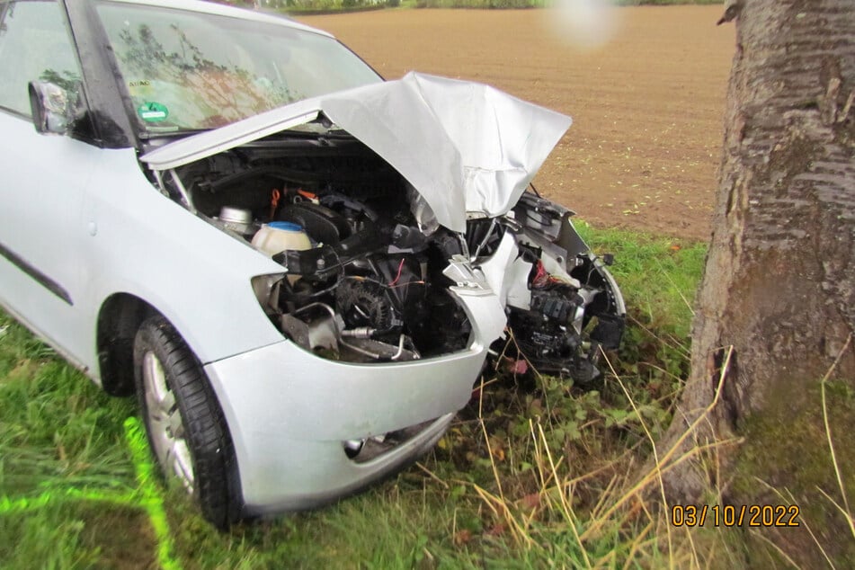 Die Rettungskräfte konnten nichts mehr tun: Der Fahrer (75) des Skoda starb noch an der Unfallstelle.