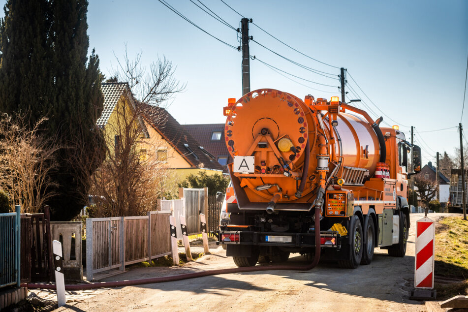 Der ASR pumpte am Dienstag in der Walter-Klippel-Straße Klärgruben ab.