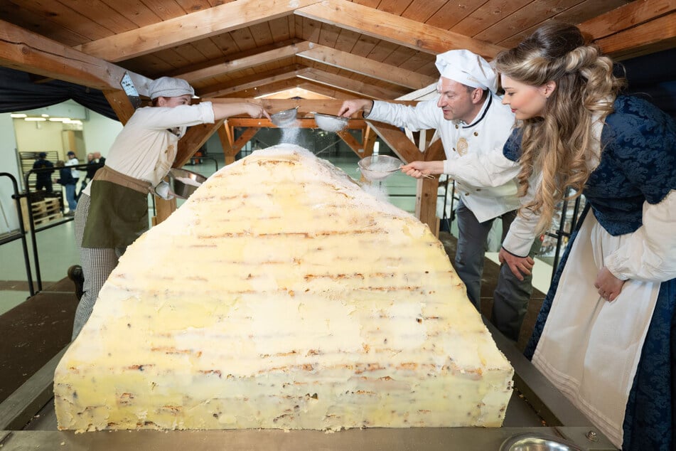 Eine wichtige Aufgabe in der Zeit als Stollenmädchen: die Begutachtung des Riesenstollen.