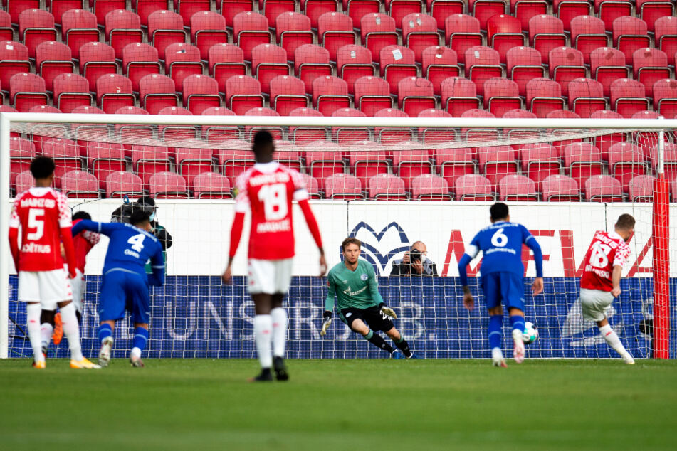 Die Mainzer Führung! Daniel Brosinski (r.) trifft vom Elfmeterpunkt mit einem platzierten Schuss in die linke Ecke zum 1:0 für den FSV.