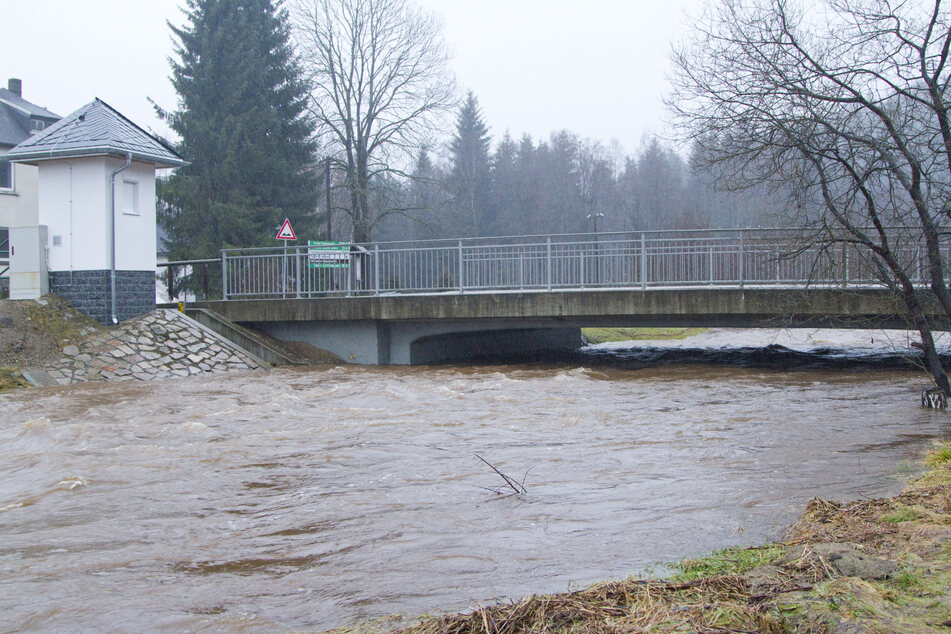 Hochwasseralarmstufe eins in Rautenkranz: Der Wasserpegel stieg fast um einen halben Meter (Archivbild).