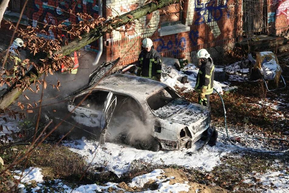 In einem Hinterhof brannte am Sonntag ein geparktes Auto.