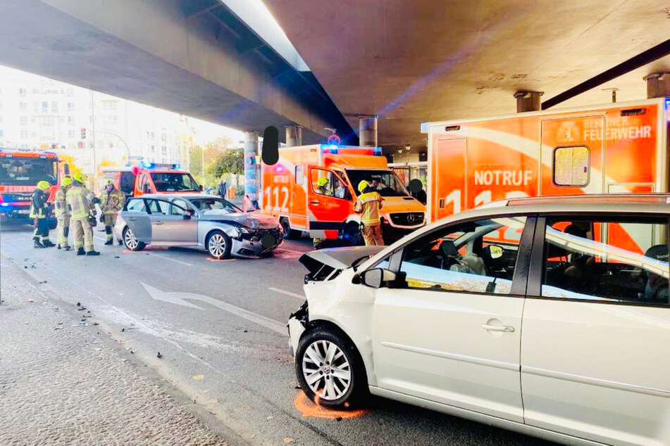 Schwerer Frontal-Unfall in Schöneberg: Sechs Verletzte, darunter Kinder