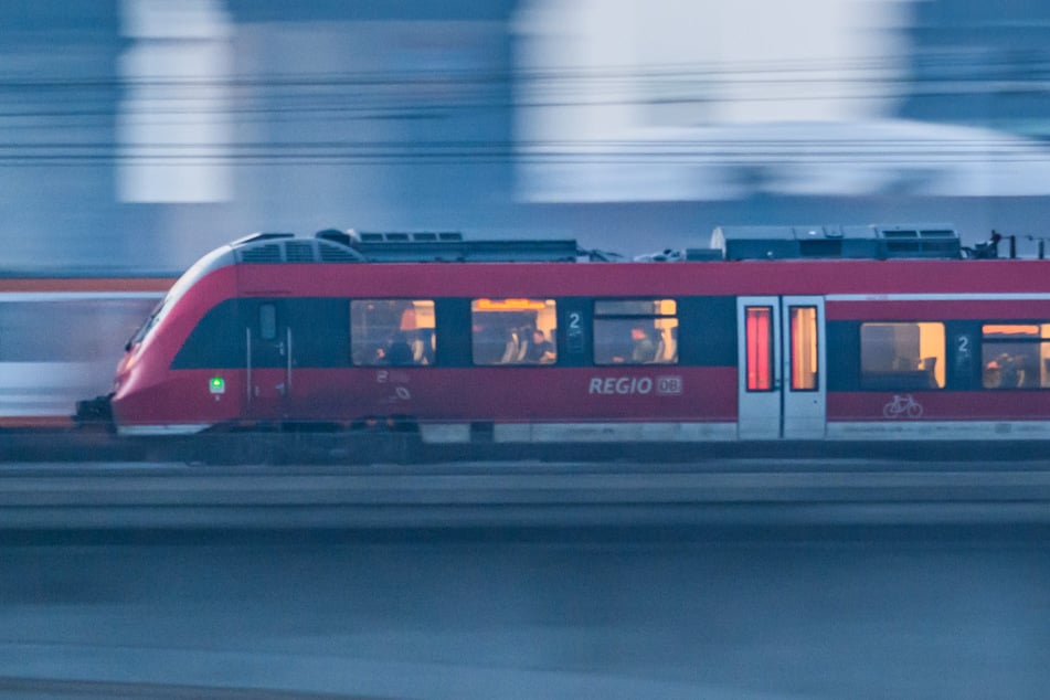 Die Regionalzüge zwischen Dresden und Leipzig werden durch eine Weichenstörung bei Kühren stark ausgebremst. (Archivbild)