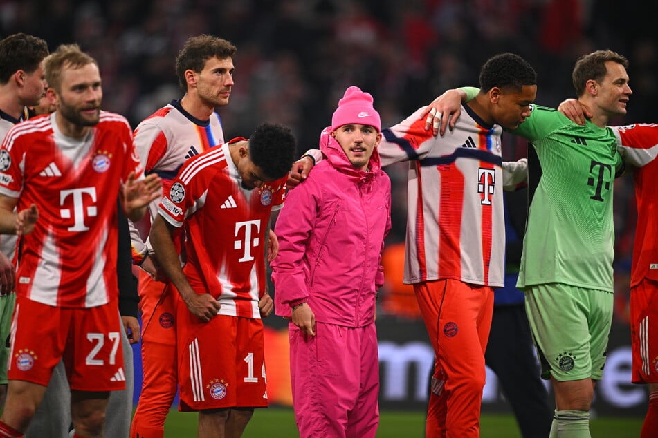 Lennart Karl fiel mit seinem Outfit zwischen den Bayern-Spielern auf.
