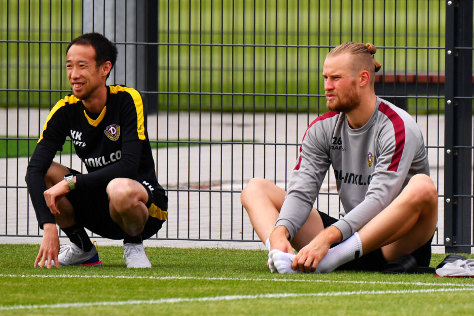 Die operierte Leiste wird noch etwas geschont: Sebastian Mai (r.) schaute mit Zeugwart Kenta Kambara zu.