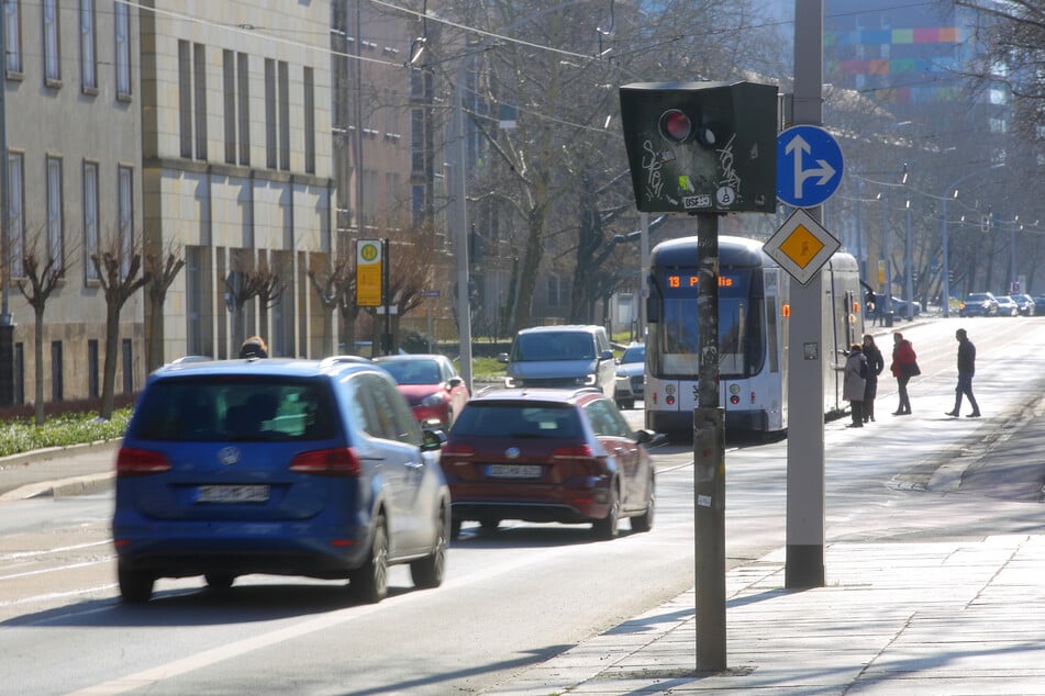 Stationäre Blitzer (wie hier an der Gerokstraße, Johannstadt) knipsten im Vergleich zu 2023 seltener ein Foto.