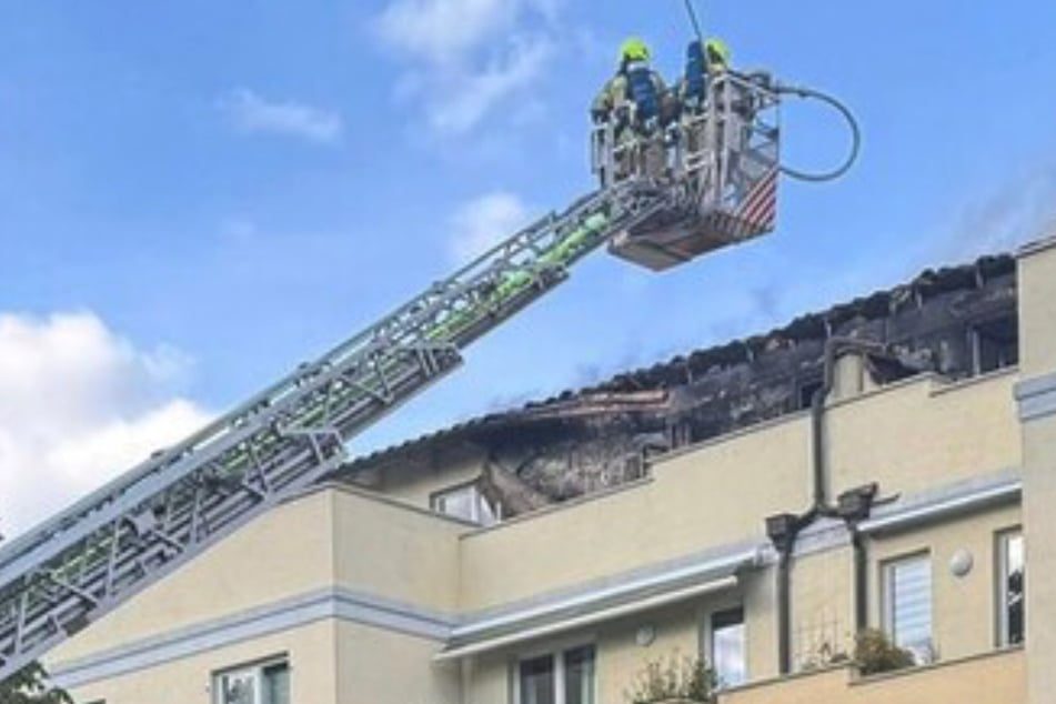 Berlin: Balkone brennen lichterloh: Flammen greifen auf Dach und Wohnungen über