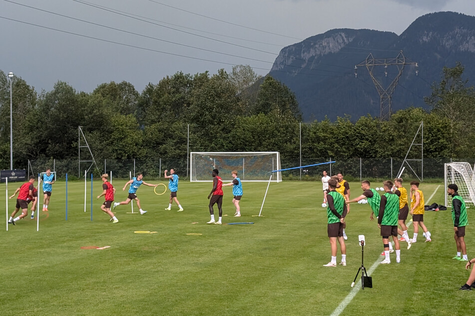 Die Spieler üben sich im Zielwerfen.