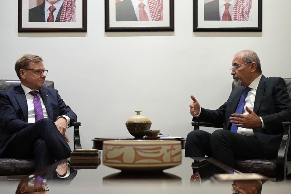 Johann Wadephul (62, l, CDU) spricht mit seinem jordanischen Amtskollegen Aiman al-Safadi während eines Treffens im Außenministerium.