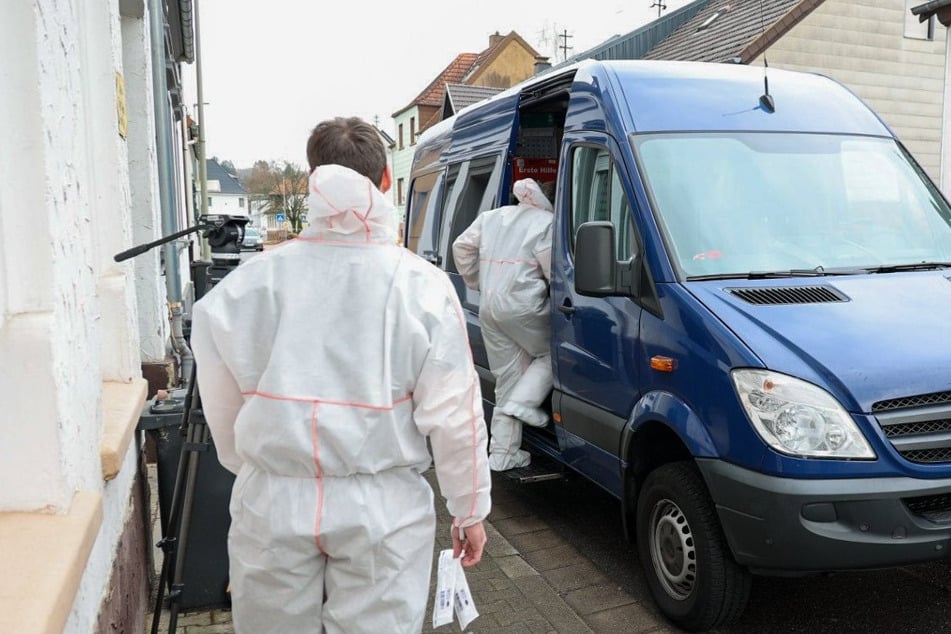 Die Ermittler am Dienstag vor Ort.