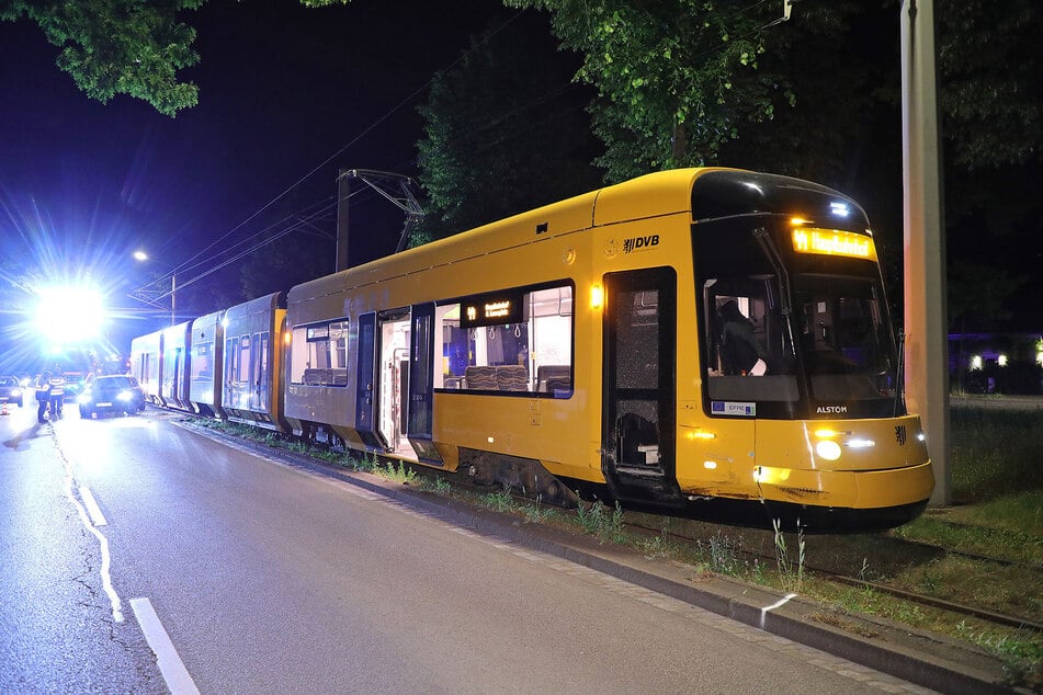 Am Freitagabend kollidierte ein VW auf der Stübelallee mit einer Straßenbahn.
